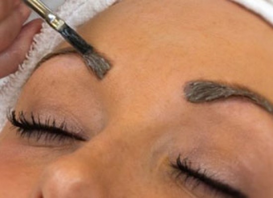 Farbanje obrva + oblikovanje + depilacija nausnica !